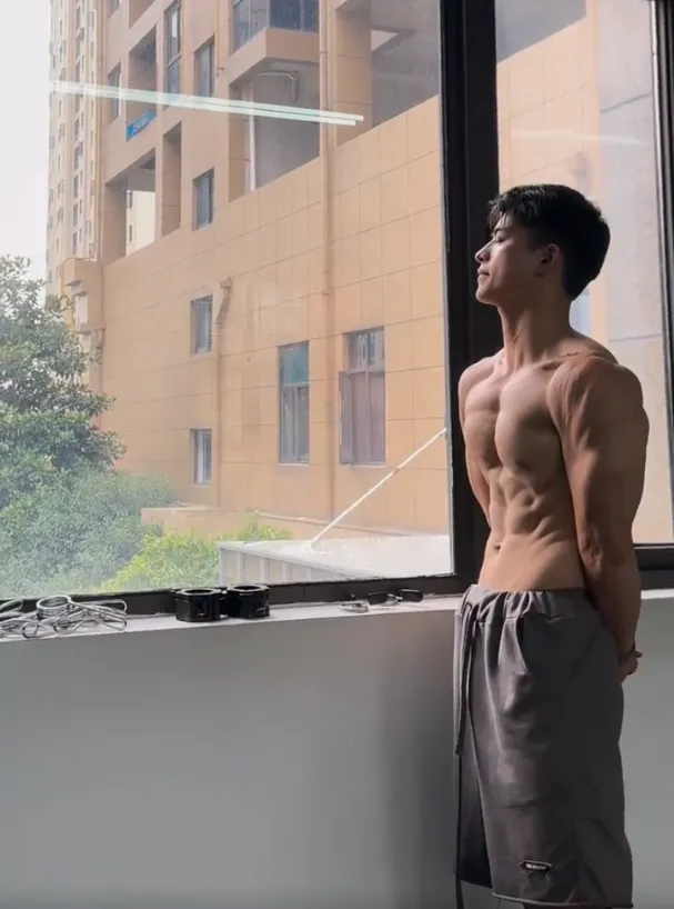 23岁浙江温州健身教练，性感胸肌腹肌鲨鱼线，这雕刻巧克力腹肌让全网女生疯狂舔屏‌ - 51虹马