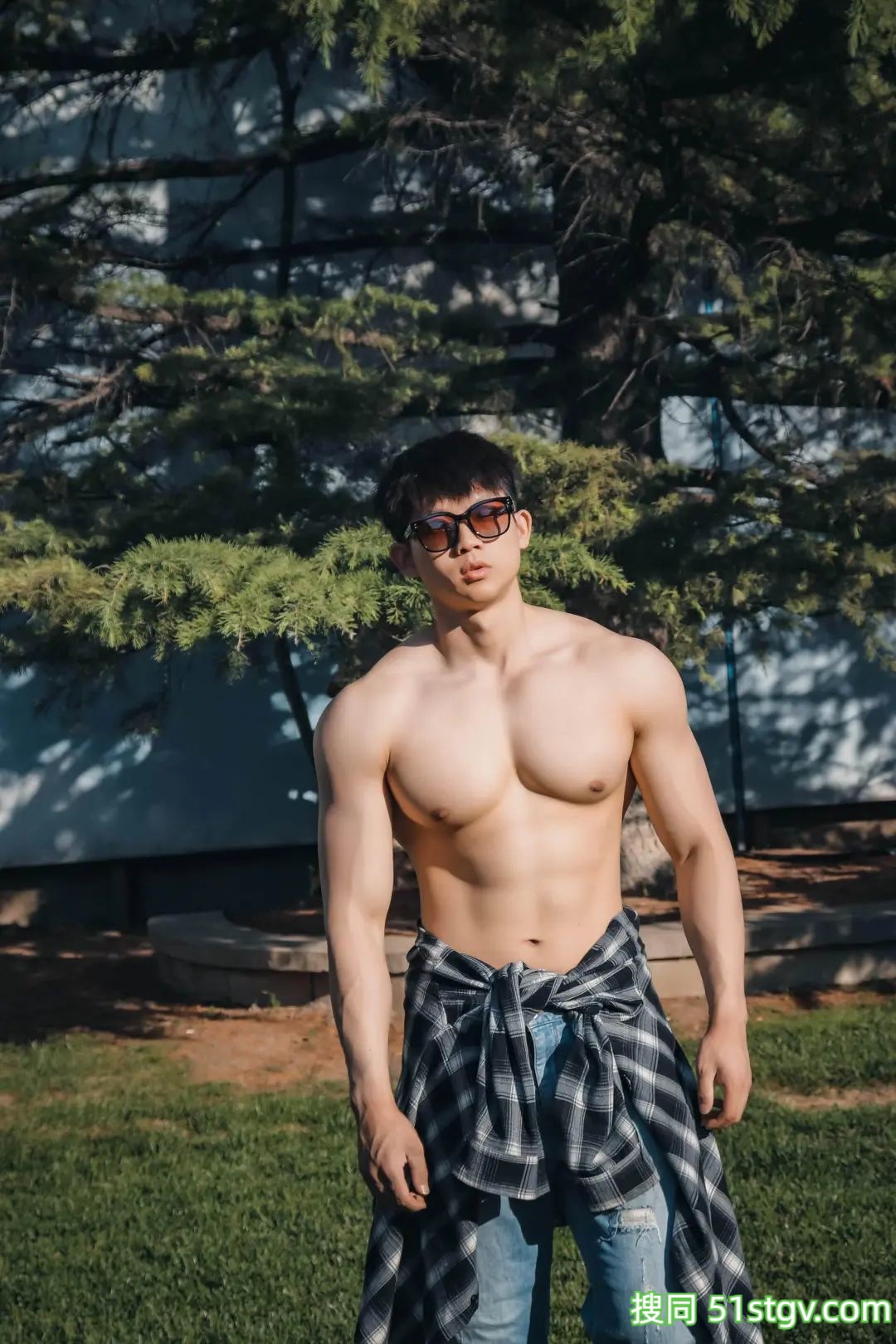 直男体育生，倒三角身材，力量感爆棚 - 51虹马