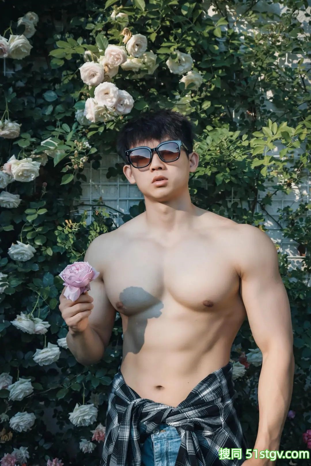 直男体育生，倒三角身材，力量感爆棚 - 51虹马