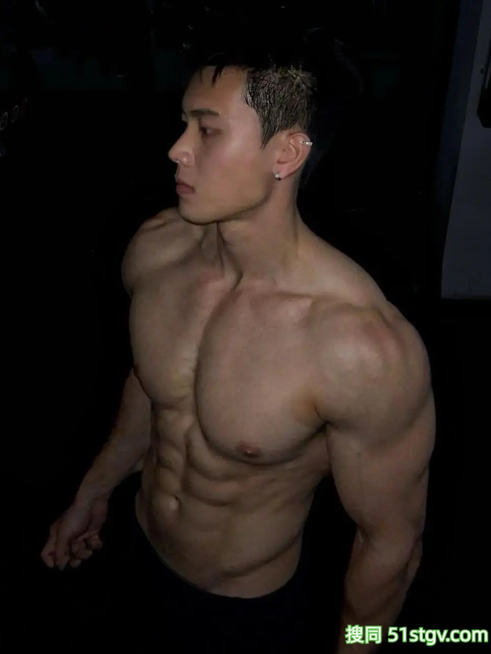 黑皮体育生，力量感爆棚 - 51虹马