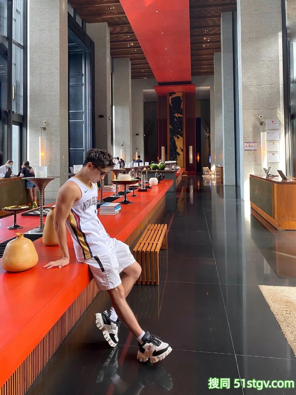 换衣间里穿灰裤子的小哥! - 51虹马 换衣间里穿灰裤子的小哥! - 51虹马