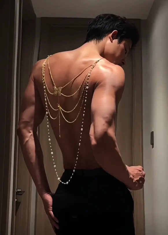 25岁南京肌肉系顶流NPC，冷白皮腹肌美背，这八块腹肌在灯光下动得人心痒痒 - 51虹马