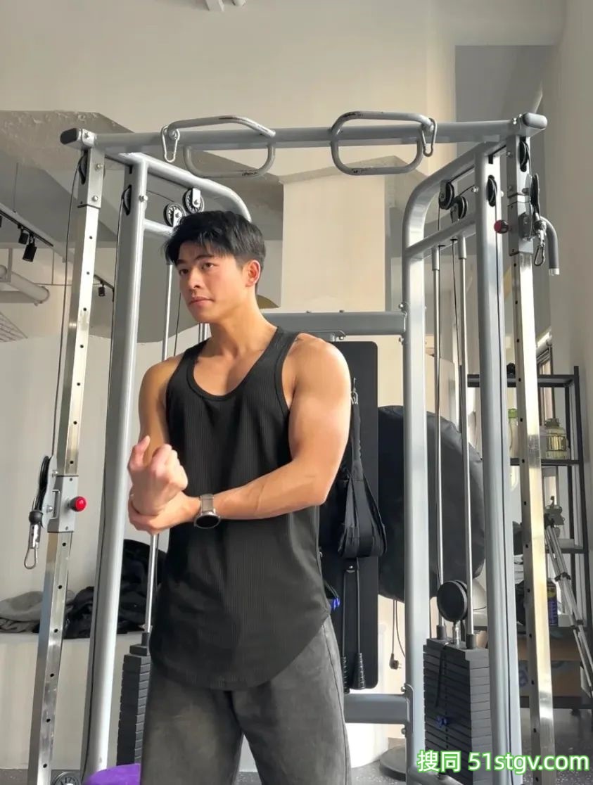 23岁浙江温州健身教练，性感胸肌腹肌鲨鱼线，这雕刻巧克力腹肌让全网女生疯狂舔屏‌ - 51虹马