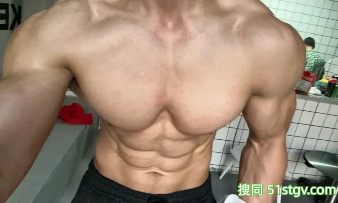 29岁成都健身教练，狂暴肩公狗腰，这筋肉钢炮绝了，想跟他练 - 51虹马