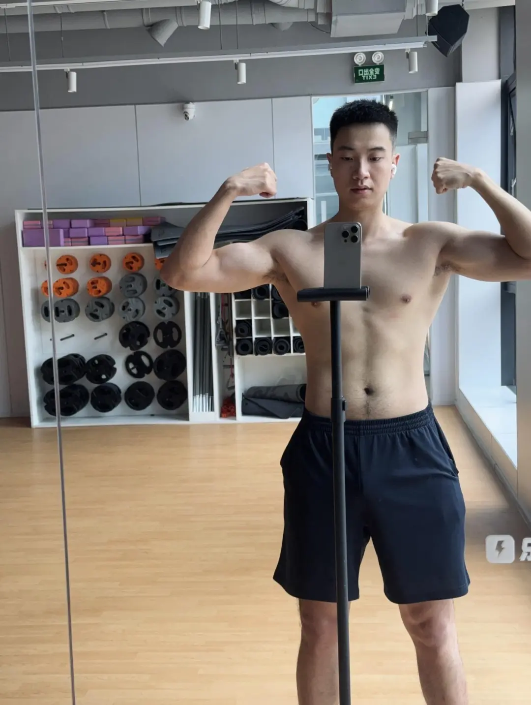 自拍的大鼻子兵哥硬照脱衣露腹毛？太强大藏不住！ - 51虹马