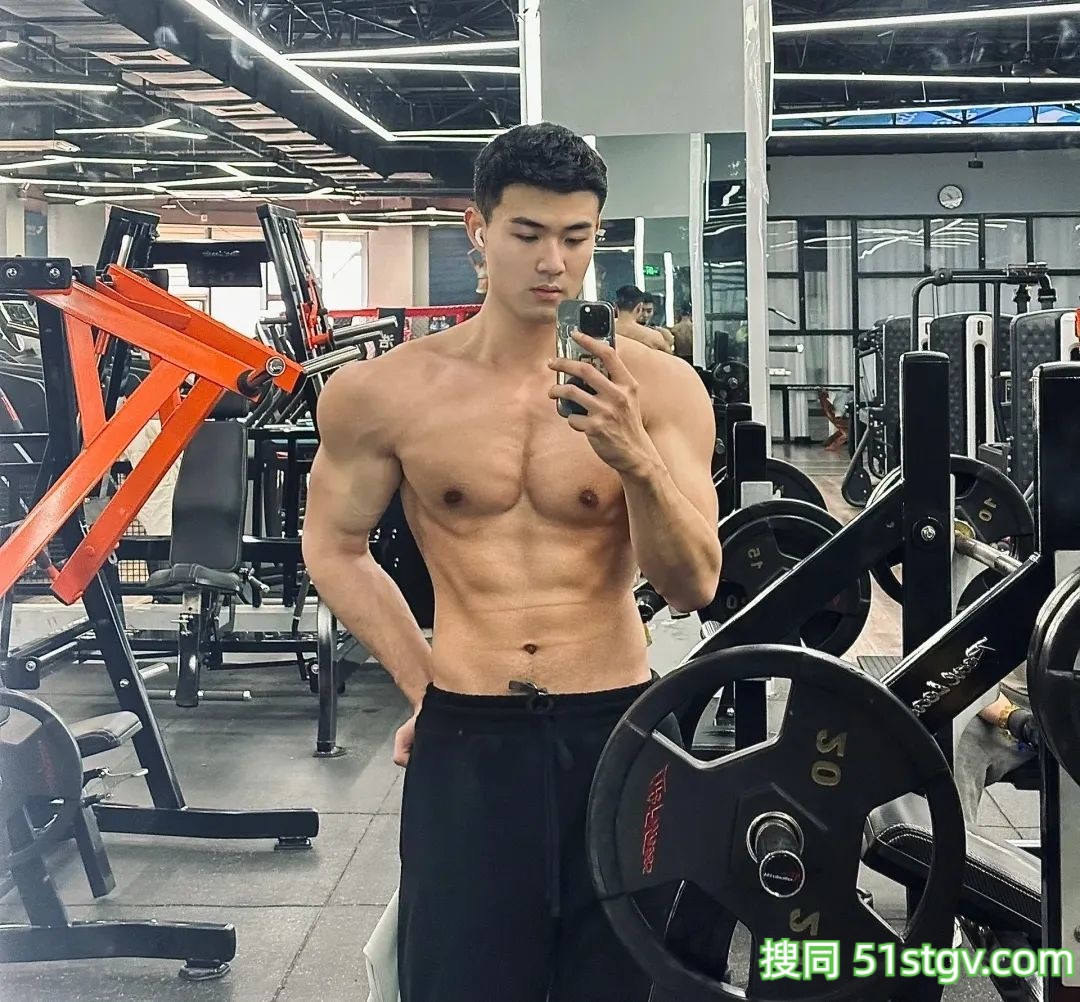 26岁法学硕士健身博主，饱满胸肌硬朗腹肌，这身肌肉在果冻海里镀上蜜糖更诱人 - 51虹马