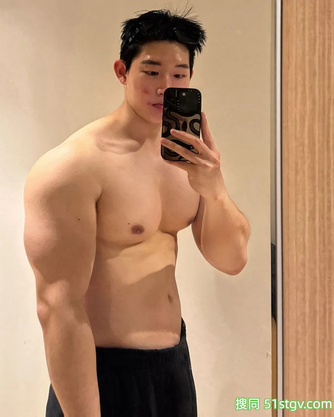 壮得有点圆润可爱的小哥哥 - 51虹马