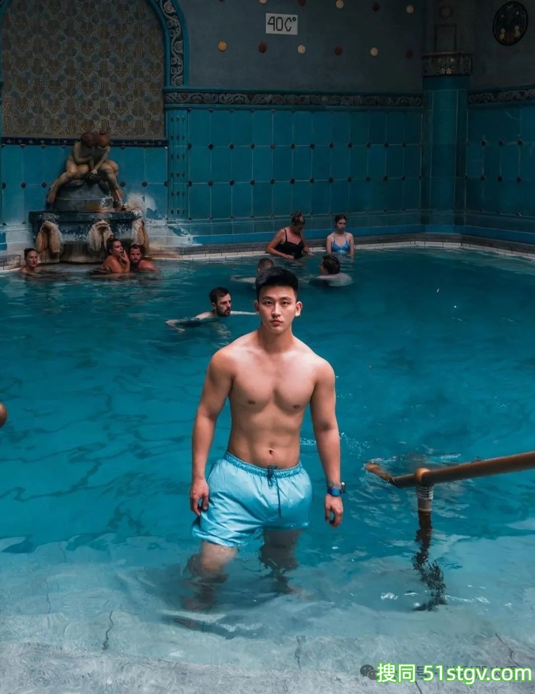 穿白短裤换衣间自拍的小哥长得真强大!太可了! - 51虹马 穿白短裤换衣间自拍的小哥长得真强大!太可了! - 51虹马