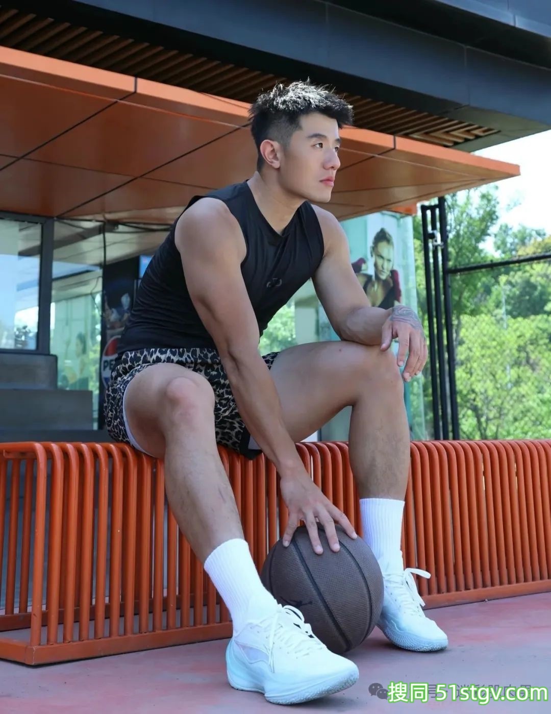 成都体院的运动男跑步，这粗壮长腿穿的太紧啦！ - 51虹马