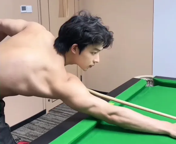 25岁南京肌肉系顶流NPC，冷白皮腹肌美背，这八块腹肌在灯光下动得人心痒痒 - 51虹马