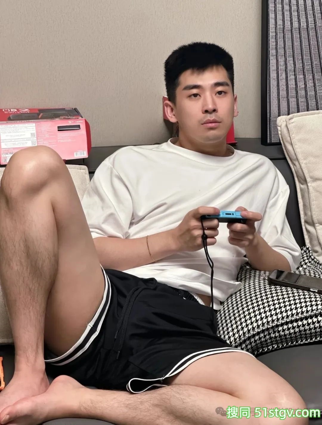 男空少运动裤穿的太短183CM的大长腿藏不住了! - 51虹马 男空少运动裤穿的太短183CM的大长腿藏不住了! - 51虹马