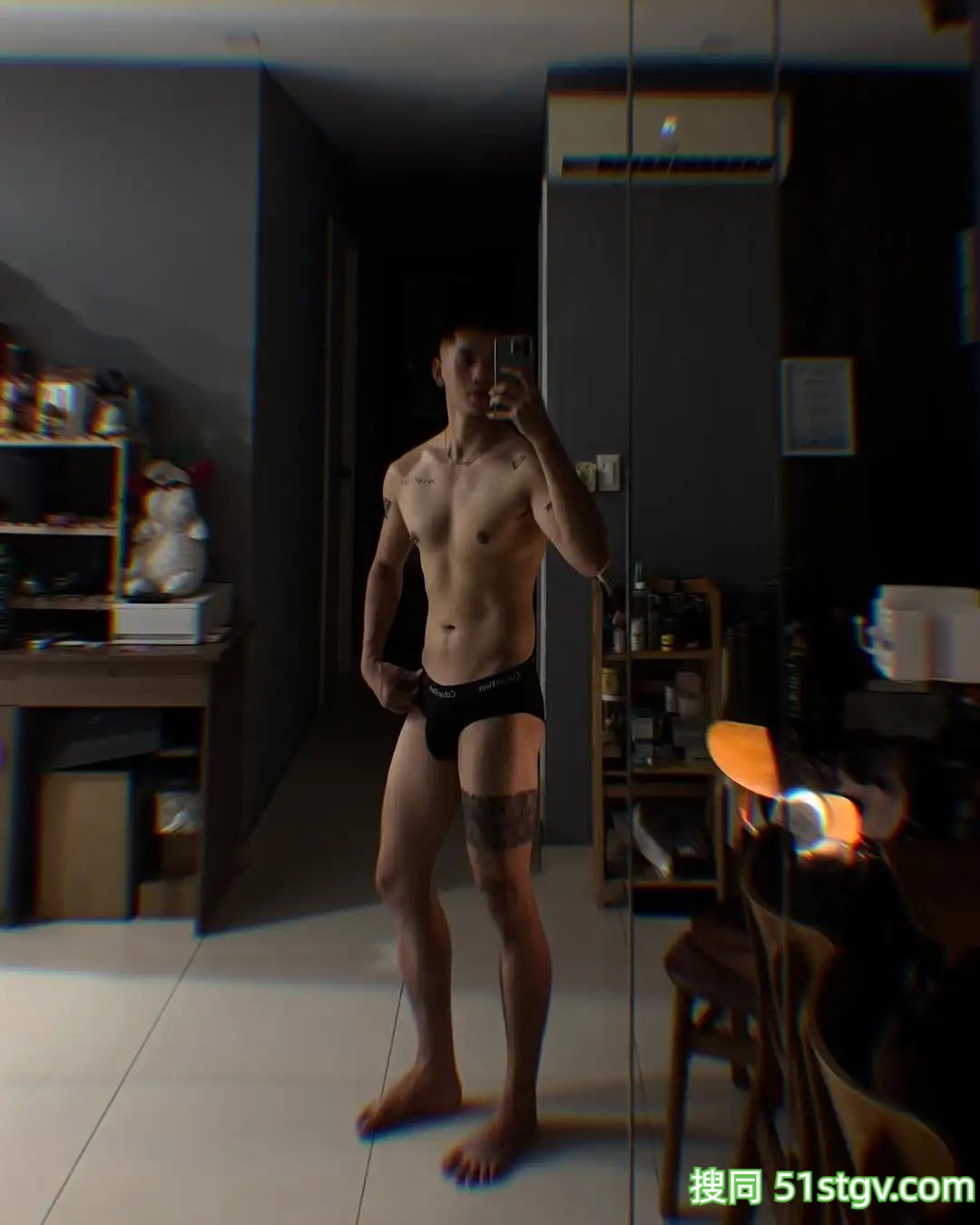 大长腿薄肌男，在家放飞自我 - 51虹马
