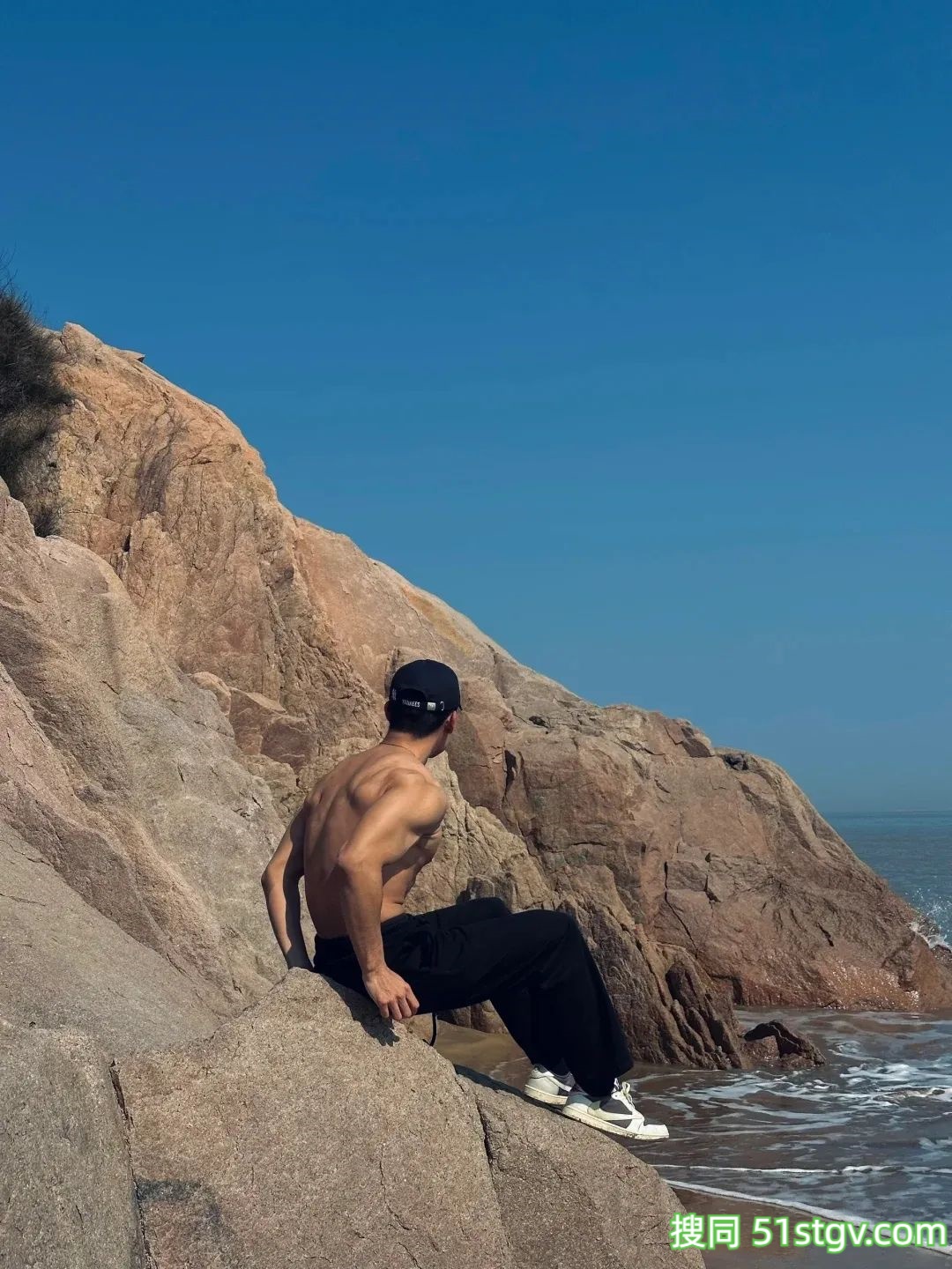 26岁法学硕士健身博主，饱满胸肌硬朗腹肌，这身肌肉在果冻海里镀上蜜糖更诱人 - 51虹马