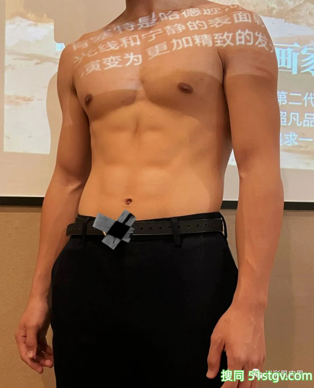 体育生上课展示自己腹肌满满荷尔蒙 - 51虹马 体育生上课展示自己腹肌满满荷尔蒙 - 51虹马