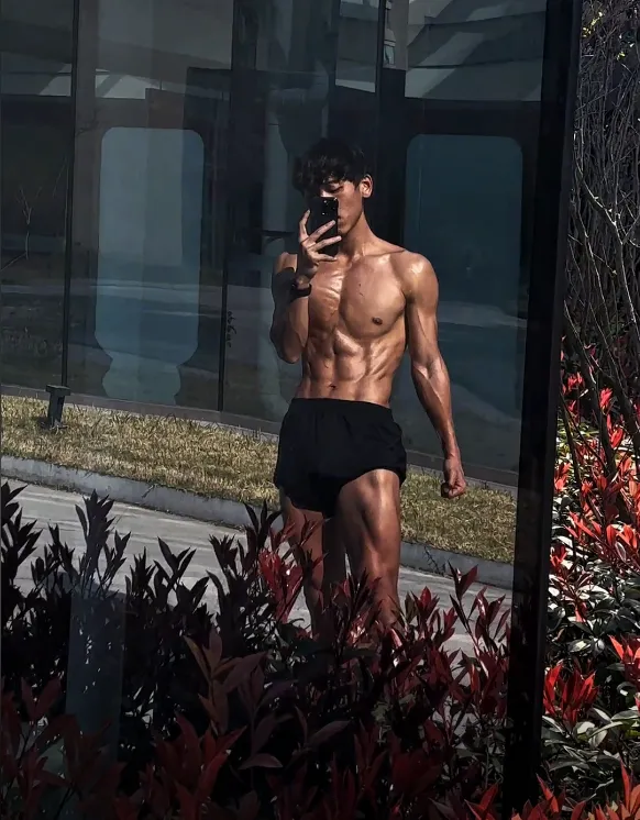 24岁四川绵阳体育生，黑皮雕刻腹肌人鱼线，这嘎嘣脆线条靠2000卡日练铸就 - 51虹马