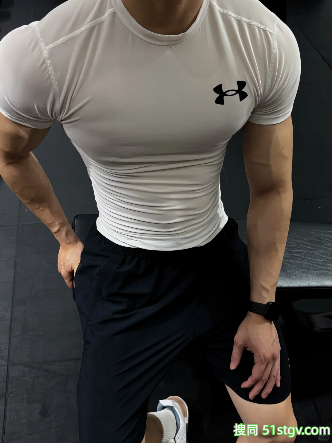 26岁浙江健身小哥,嘎嘣脆黑皮八块腹肌,这青筋暴起手臂结实背阔肌够Man吧 - 51虹马 26岁浙江健身小哥,嘎嘣脆黑皮八块腹肌,这青筋暴起手臂结实背阔肌够Man吧 - 51虹马