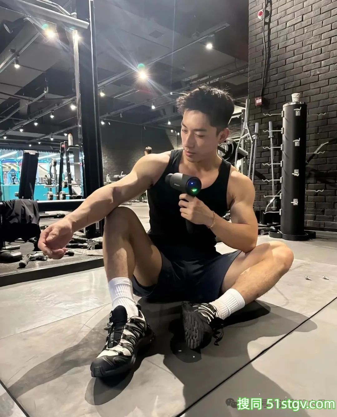 穿超短泳裤湿透的运动男实力强大，长腿太可了！ - 51虹马