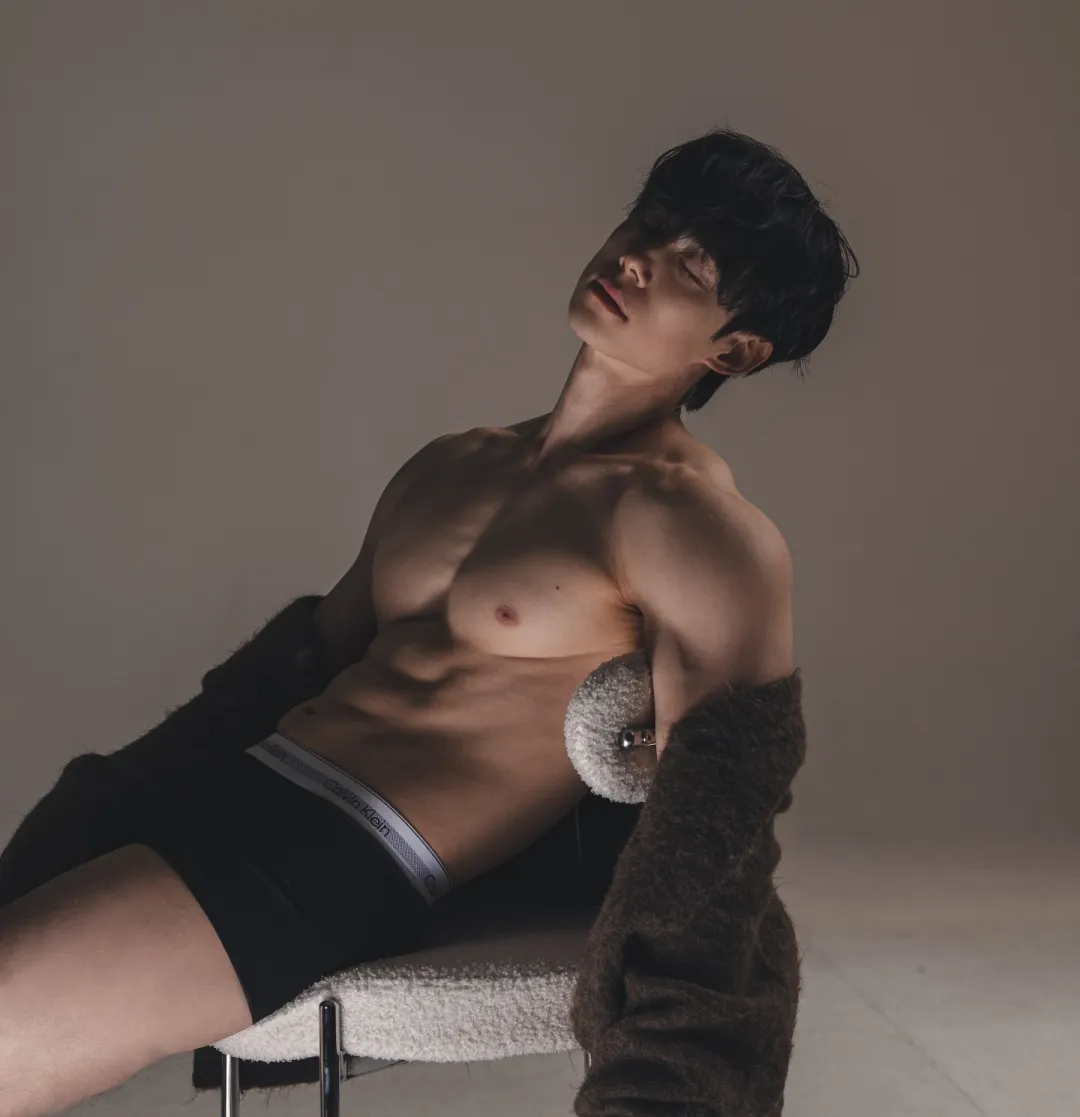 白嫩的肌肉男模，可狼可奶 - 51虹马