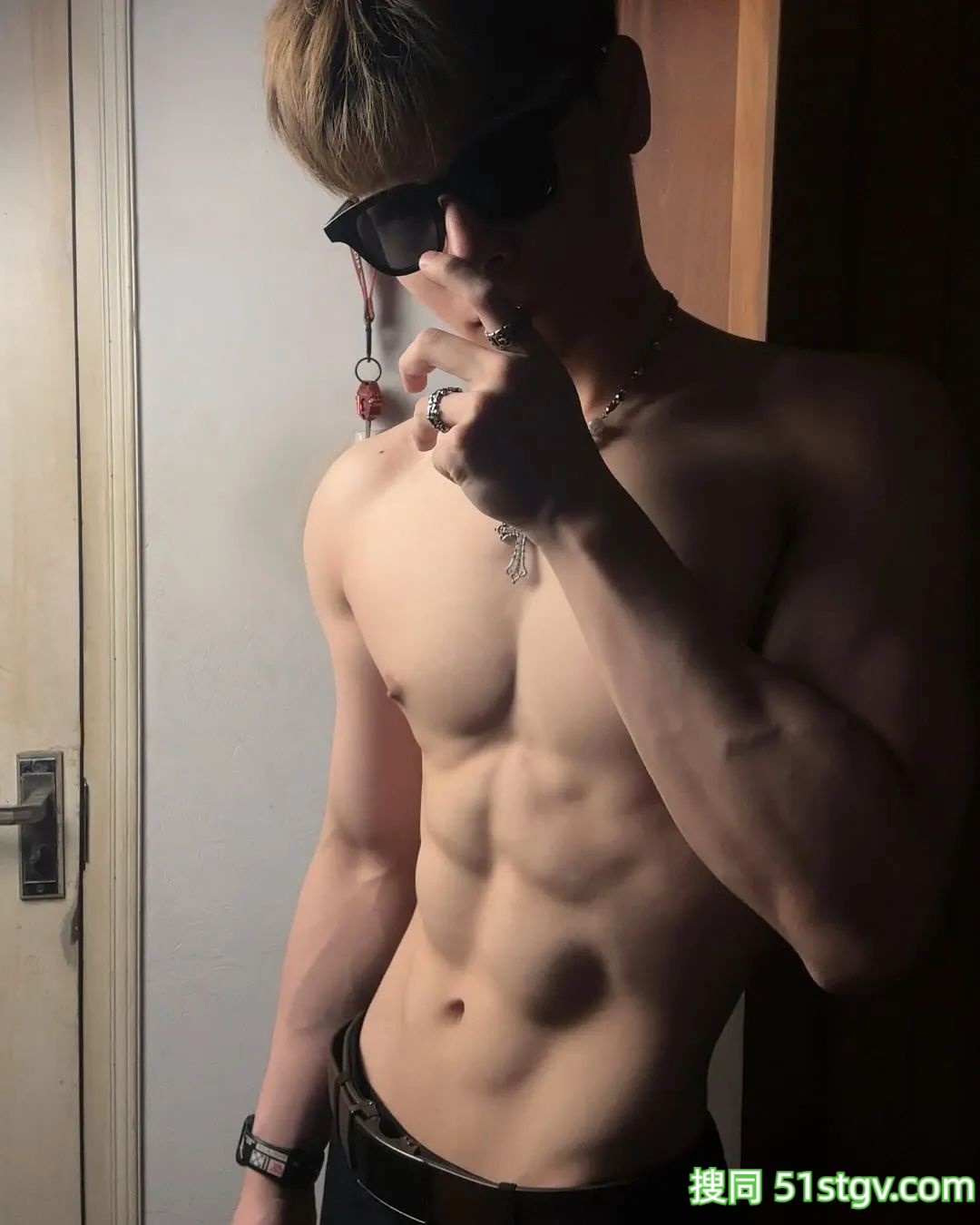 腹肌帅哥，cos猫头鹰公仔 - 51虹马