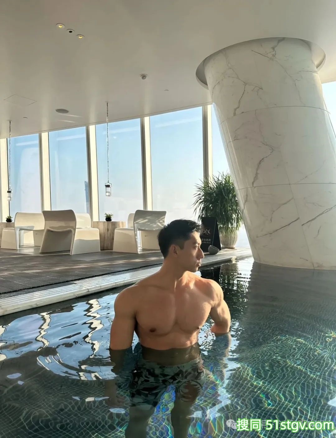 穿超短泳裤湿透的运动男实力强大，长腿太可了！ - 51虹马