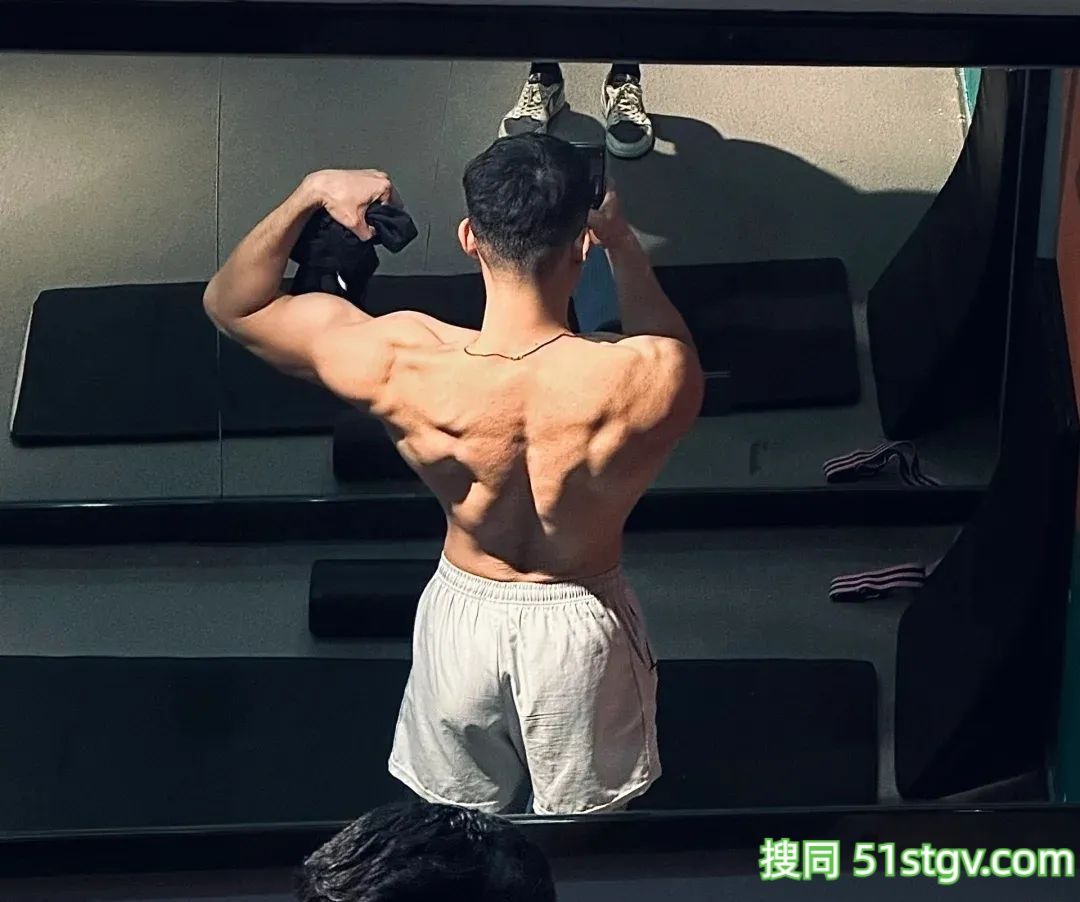 26岁法学硕士健身博主，饱满胸肌硬朗腹肌，这身肌肉在果冻海里镀上蜜糖更诱人 - 51虹马