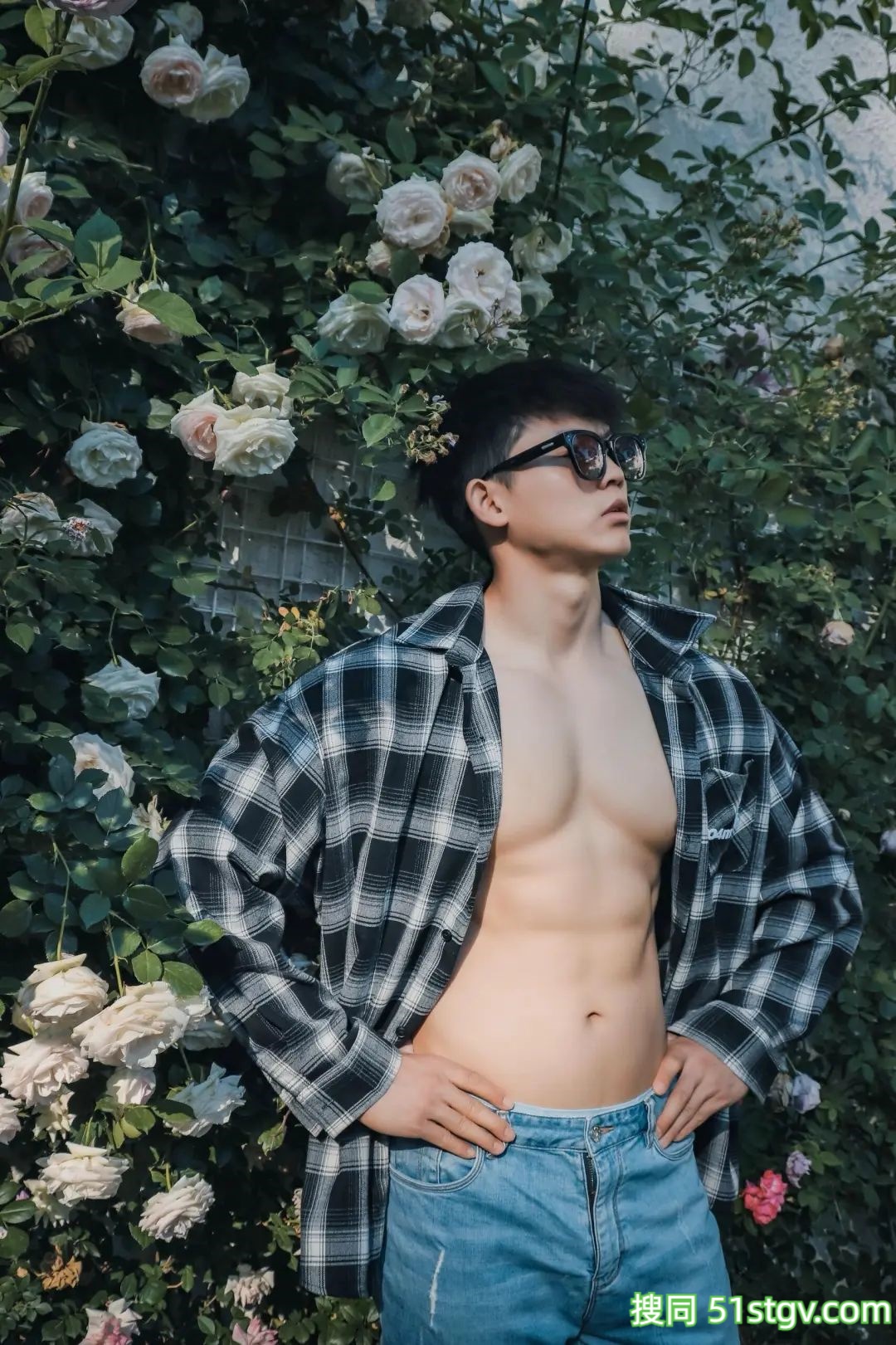 直男体育生，倒三角身材，力量感爆棚 - 51虹马