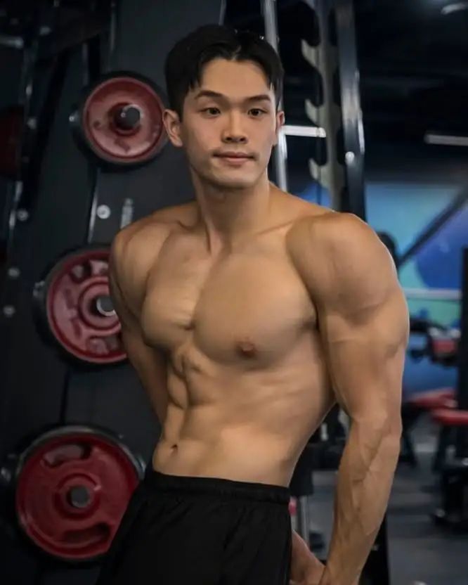 22岁台湾健身模特，炸裂南瓜肩拉丝胸大肌，这肉体谁扛得住？ - 51虹马