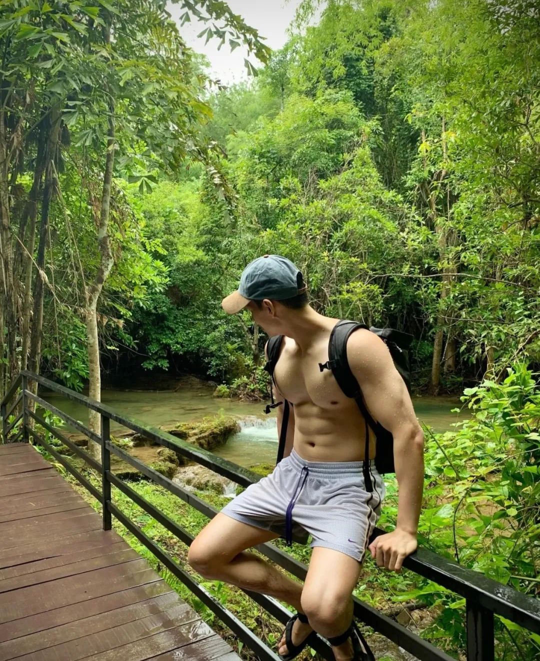 爬山累着的运动男直接下水洗澡！ - 51虹马