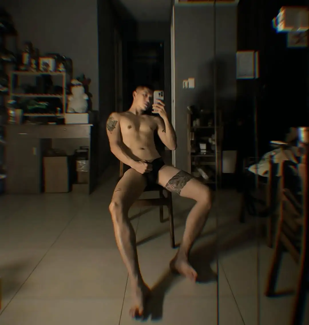 大长腿薄肌男，在家放飞自我 - 51虹马