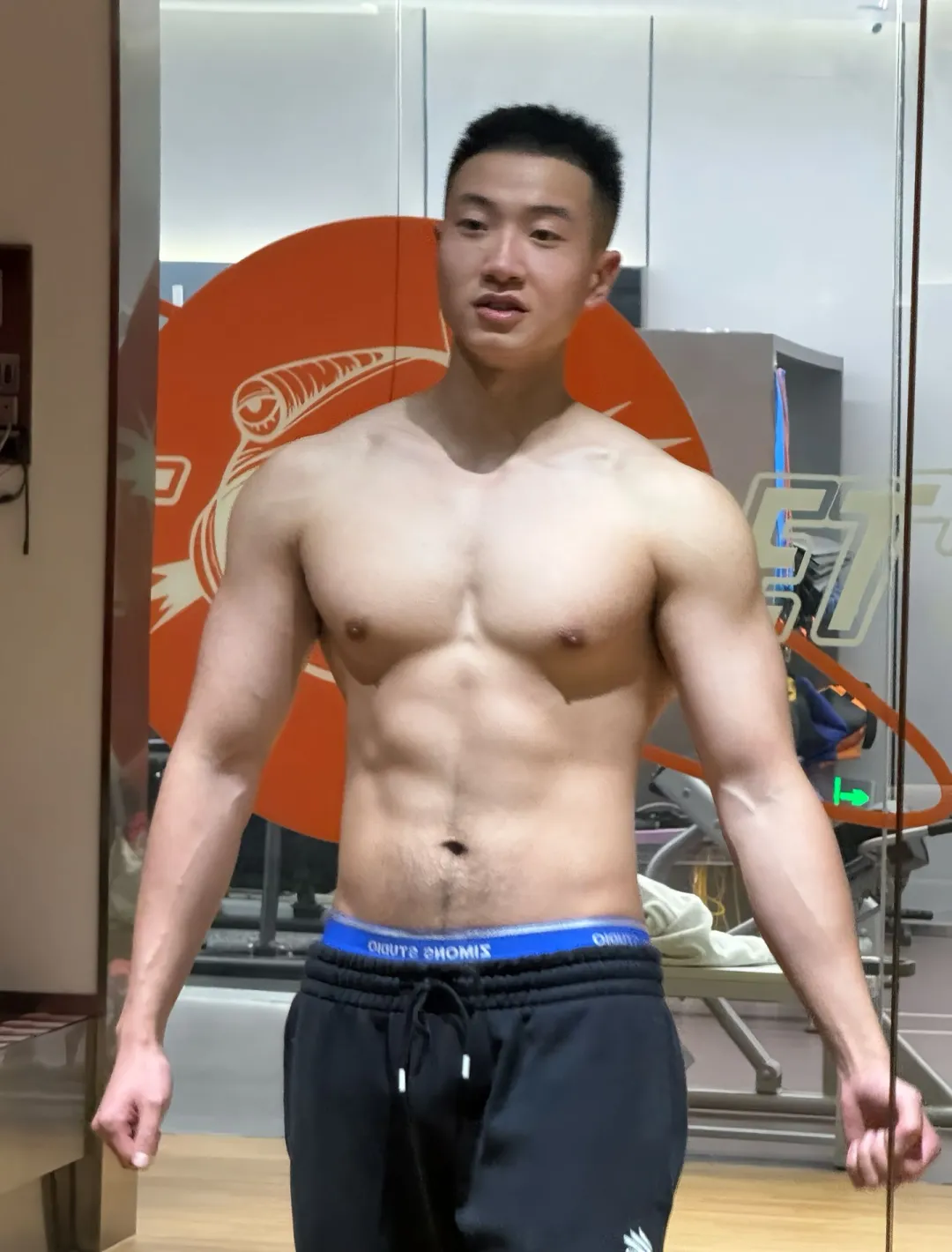 自拍的大鼻子兵哥硬照脱衣露腹毛？太强大藏不住！-51虹马