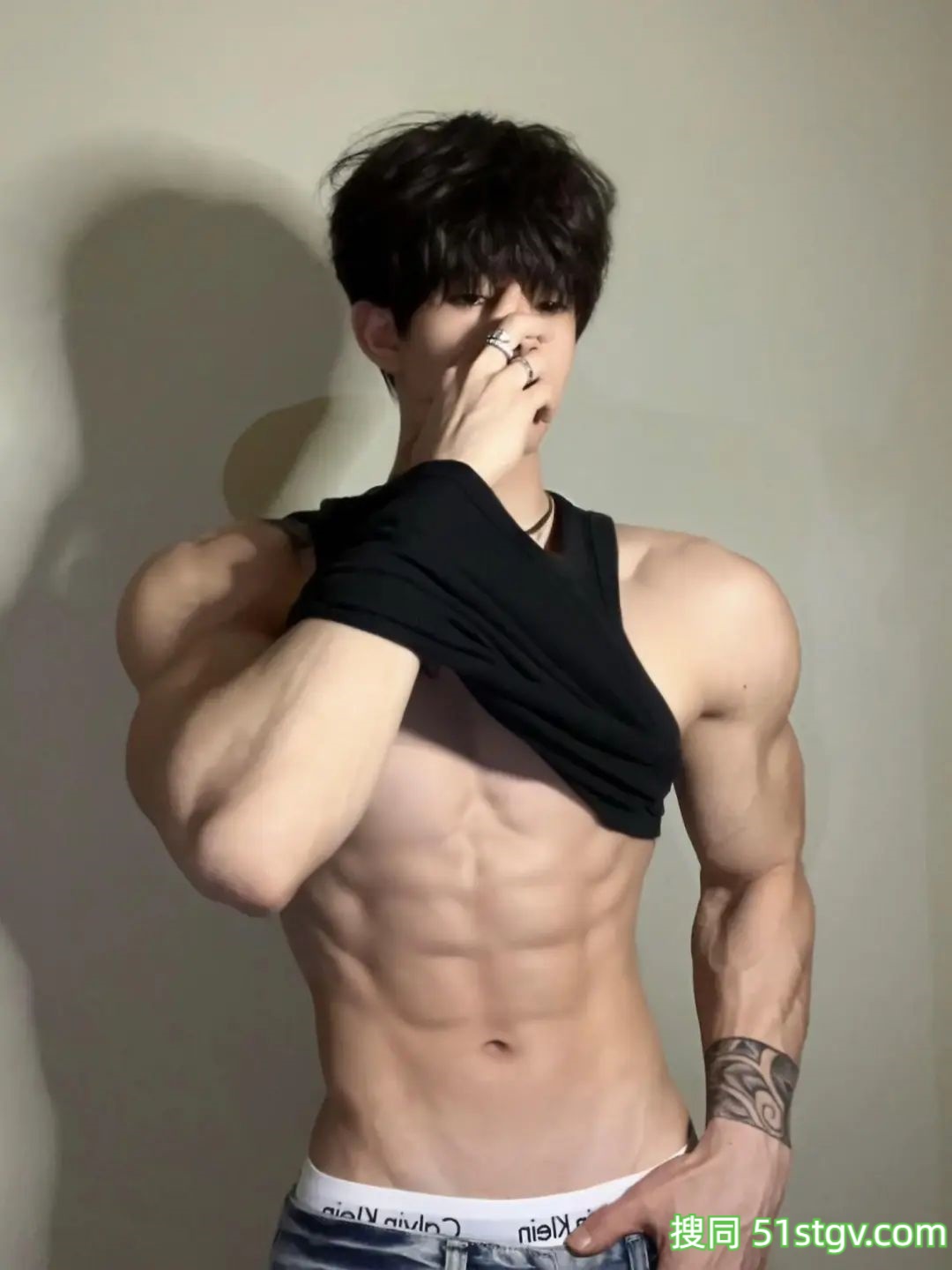 小奶狗的脸，大狼狗的身材，宽肩窄腰 - 51虹马