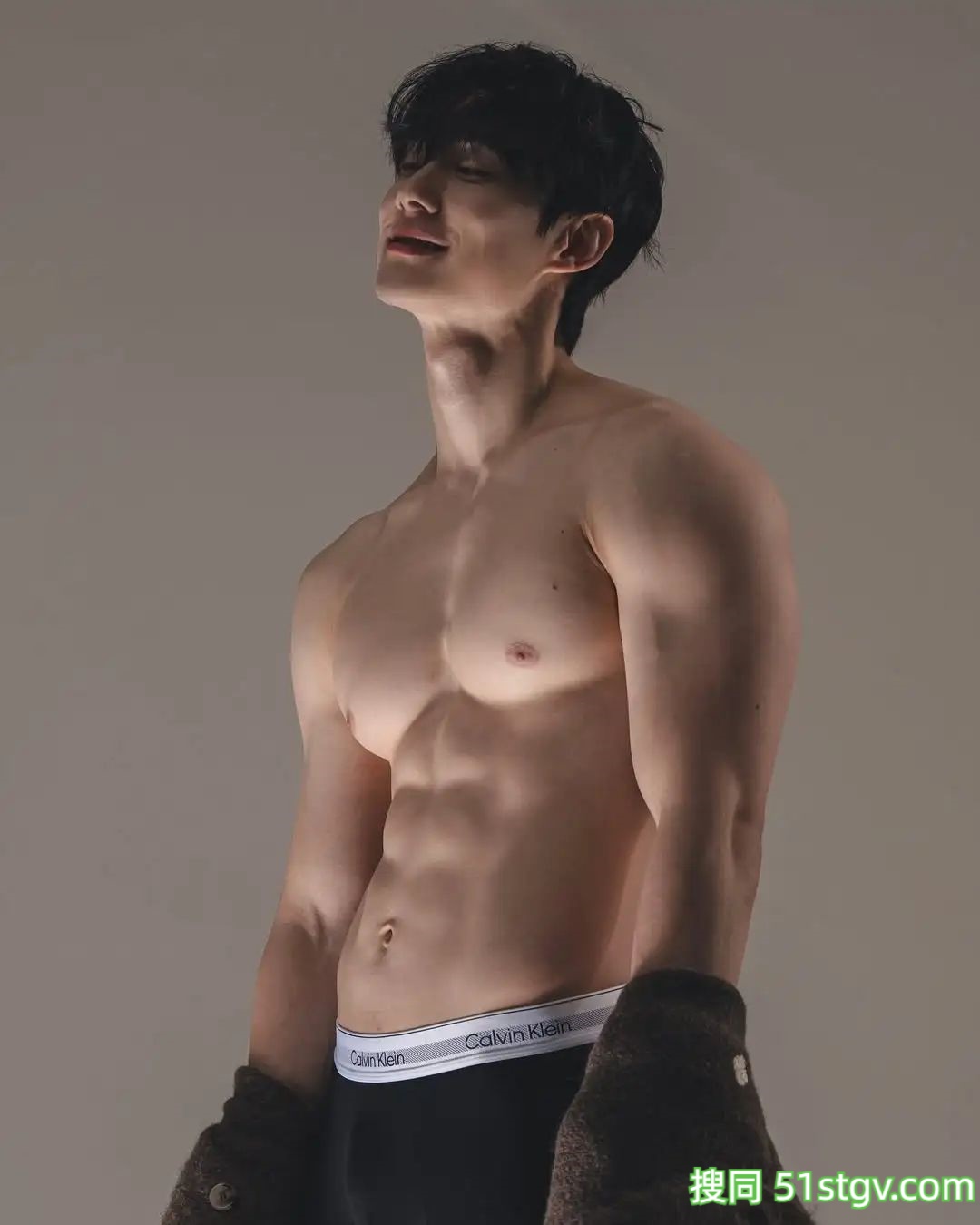 白嫩的肌肉男模，可狼可奶 - 51虹马