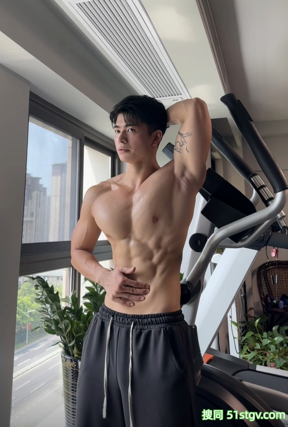 23岁浙江温州健身教练，性感胸肌腹肌鲨鱼线，这雕刻巧克力腹肌让全网女生疯狂舔屏‌ - 51虹马