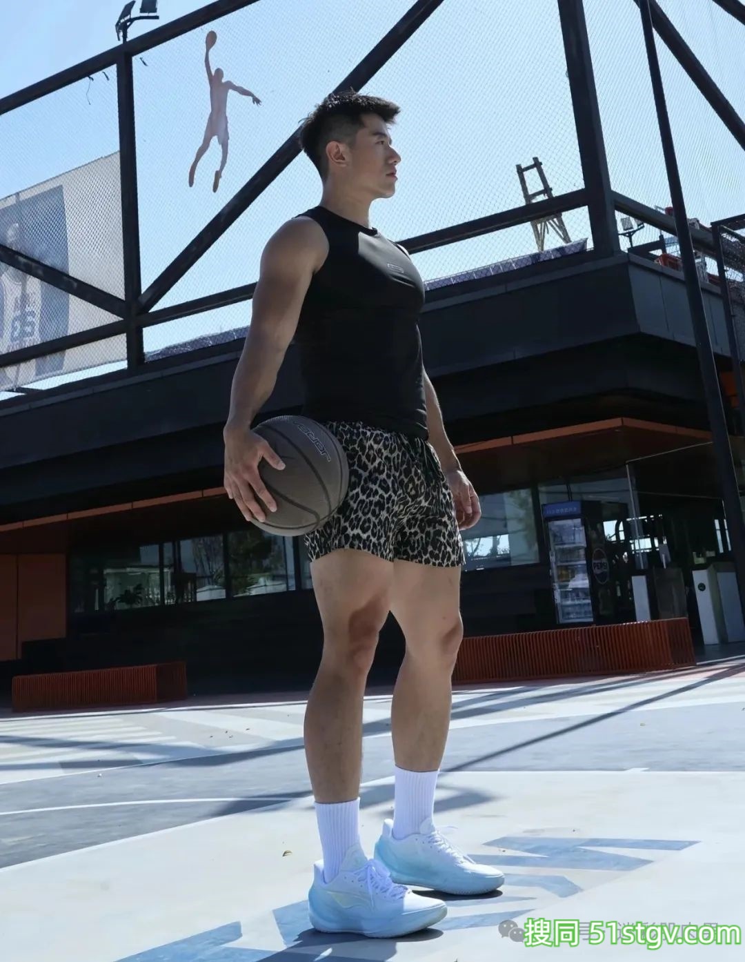 成都体院的运动男跑步，这粗壮长腿穿的太紧啦！ - 51虹马