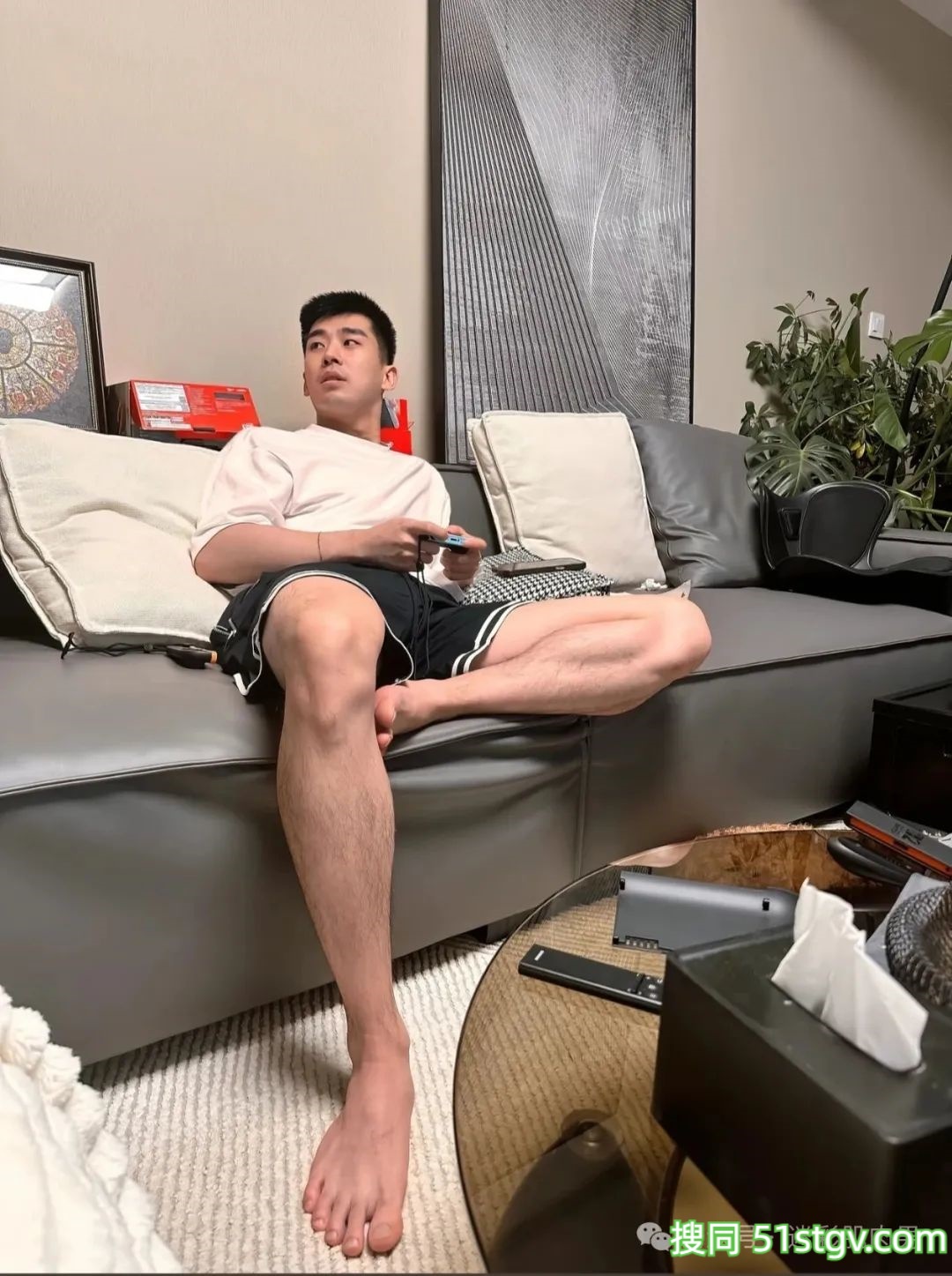 男空少运动裤穿的太短183CM的大长腿藏不住了! - 51虹马 男空少运动裤穿的太短183CM的大长腿藏不住了! - 51虹马