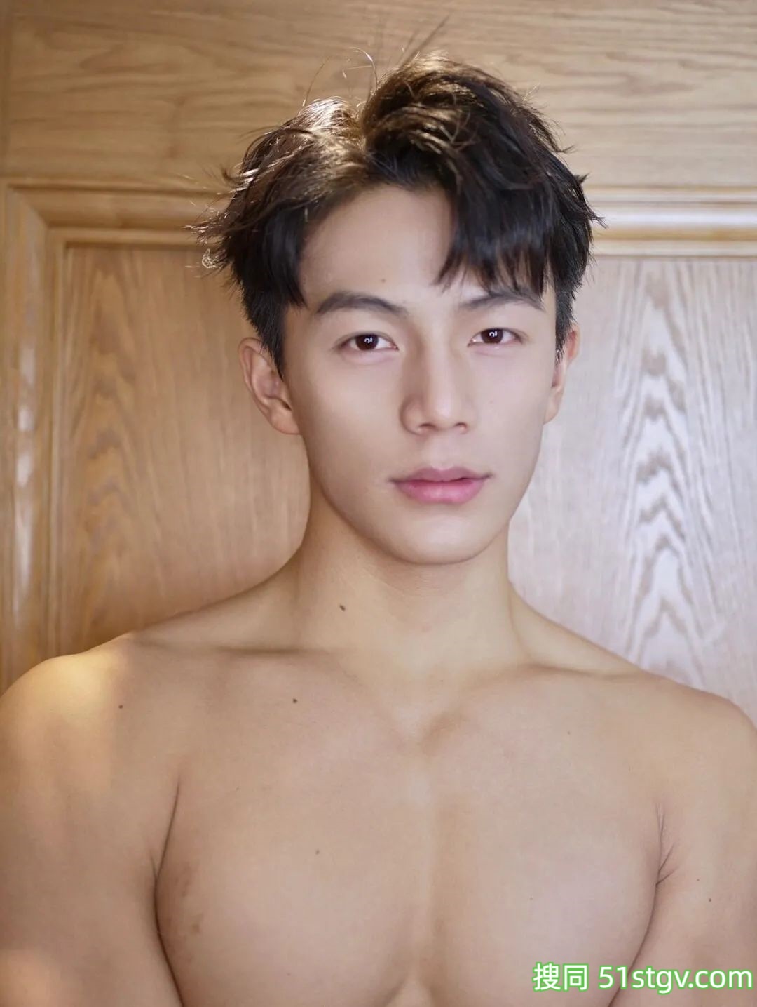 32岁山东鲜嫩帅哥，性感腹肌子弹肌，宽肩窄腰嘎嘎猛，又纯又欲惹人爱 - 51虹马