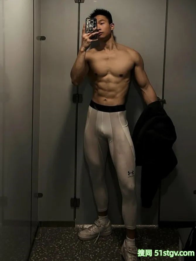 黑皮体育生，大长腿健硕的身材 - 51虹马