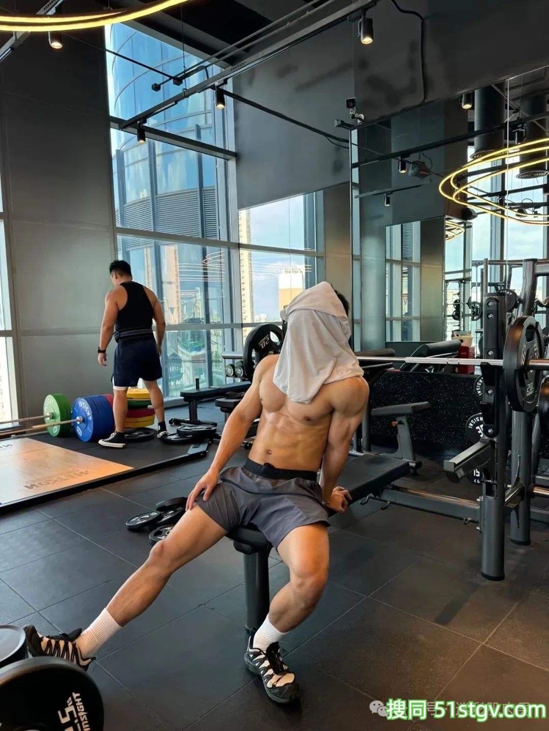 穿超短泳裤湿透的运动男实力强大，长腿太可了！ - 51虹马