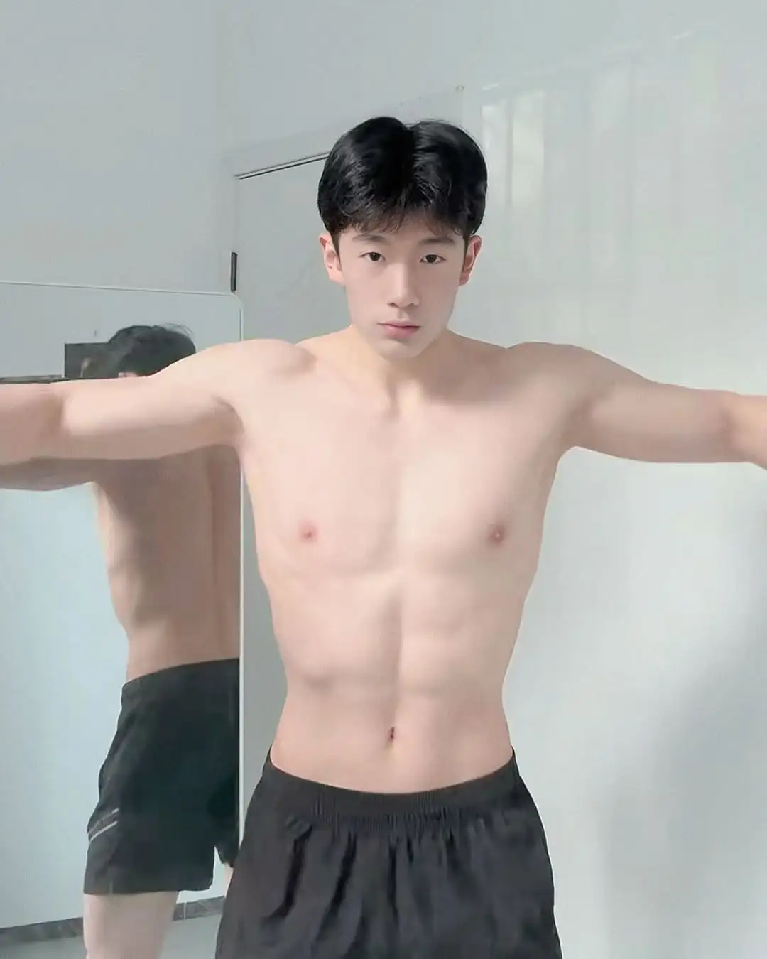 不是很帅，但是真的白嫩 - 51虹马