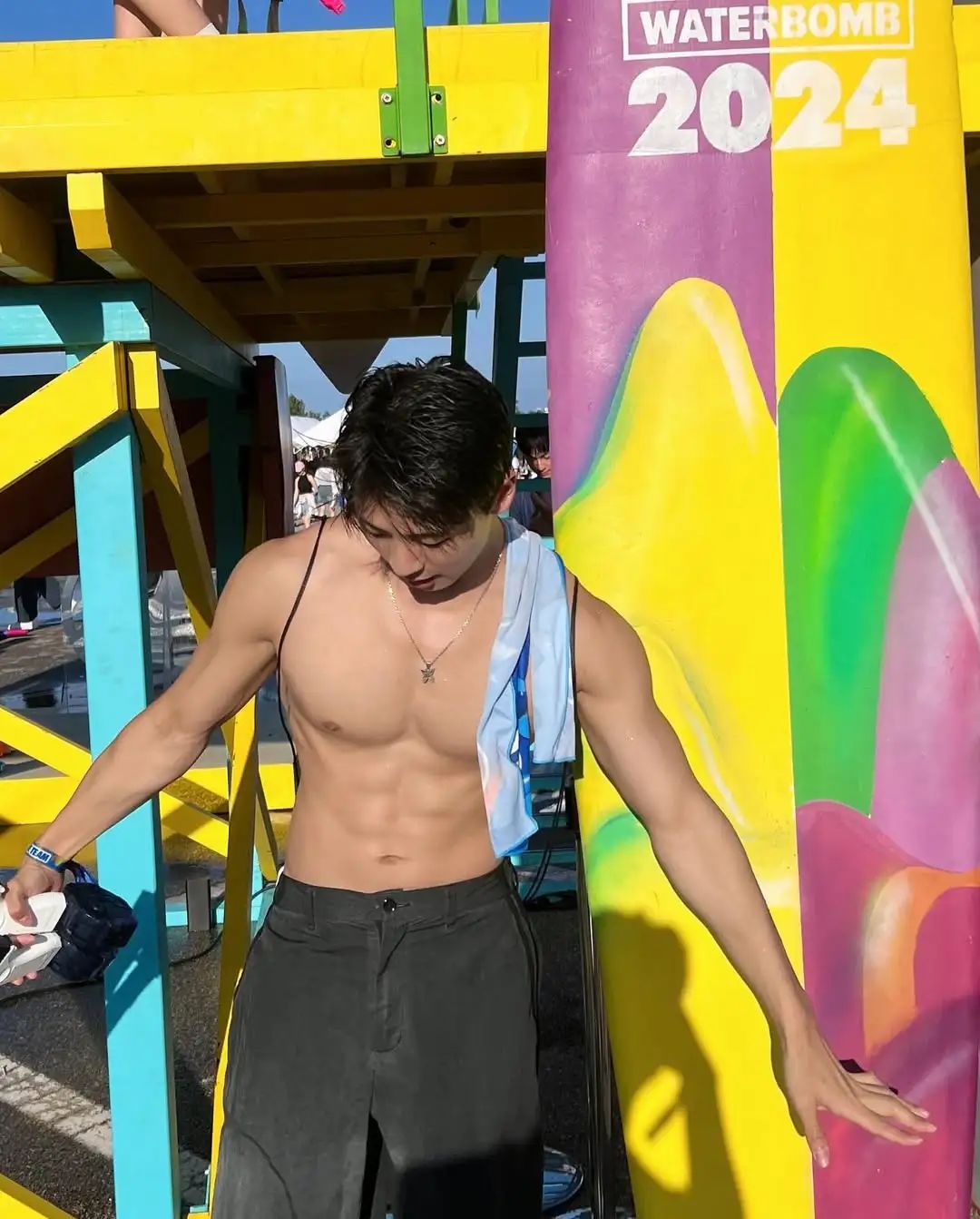 不是很帅，但身材很好的小哥哥 - 51虹马