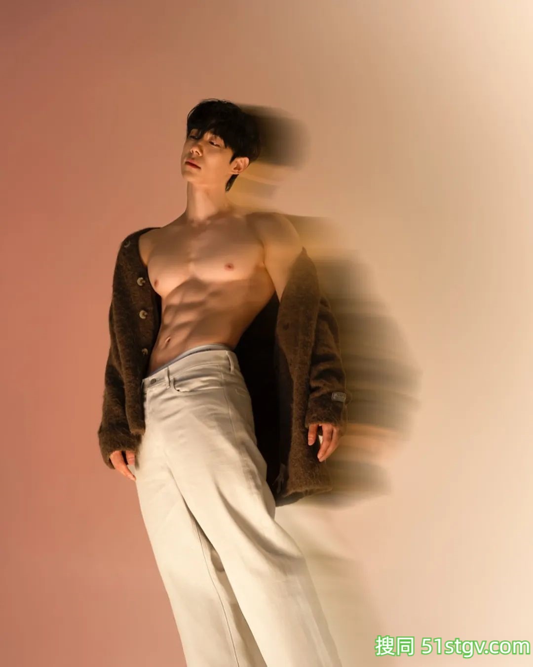 白嫩的肌肉男模，可狼可奶 - 51虹马