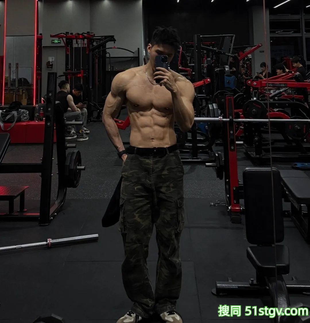 26岁浙江健身小哥,嘎嘣脆黑皮八块腹肌,这青筋暴起手臂结实背阔肌够Man吧 - 51虹马 26岁浙江健身小哥,嘎嘣脆黑皮八块腹肌,这青筋暴起手臂结实背阔肌够Man吧 - 51虹马