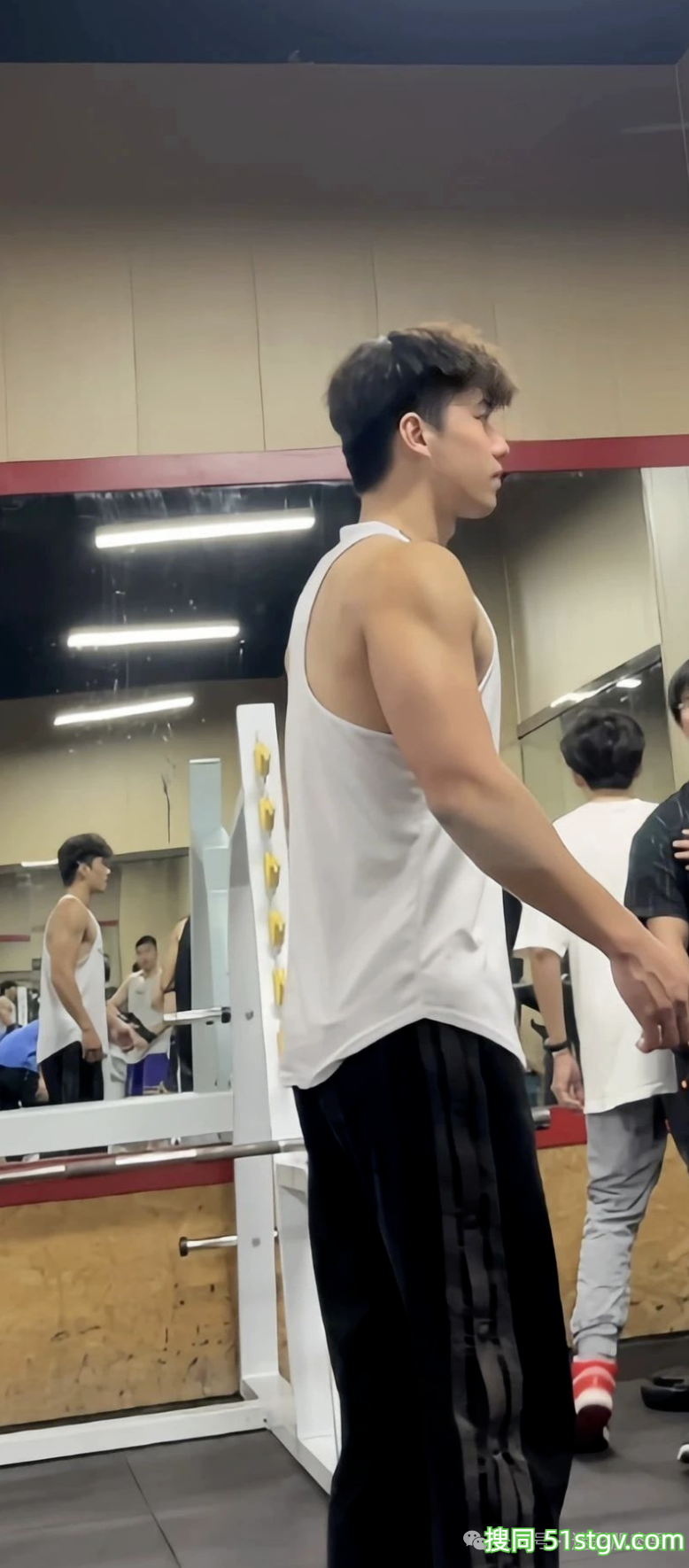 185CM体育生帅哥，喜欢穿灰裤子呀！ - 51虹马