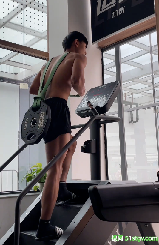 24岁四川绵阳体育生，黑皮雕刻腹肌人鱼线，这嘎嘣脆线条靠2000卡日练铸就 - 51虹马