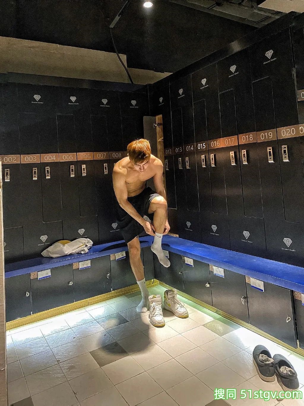 换衣间里穿灰裤子的小哥! - 51虹马 换衣间里穿灰裤子的小哥! - 51虹马