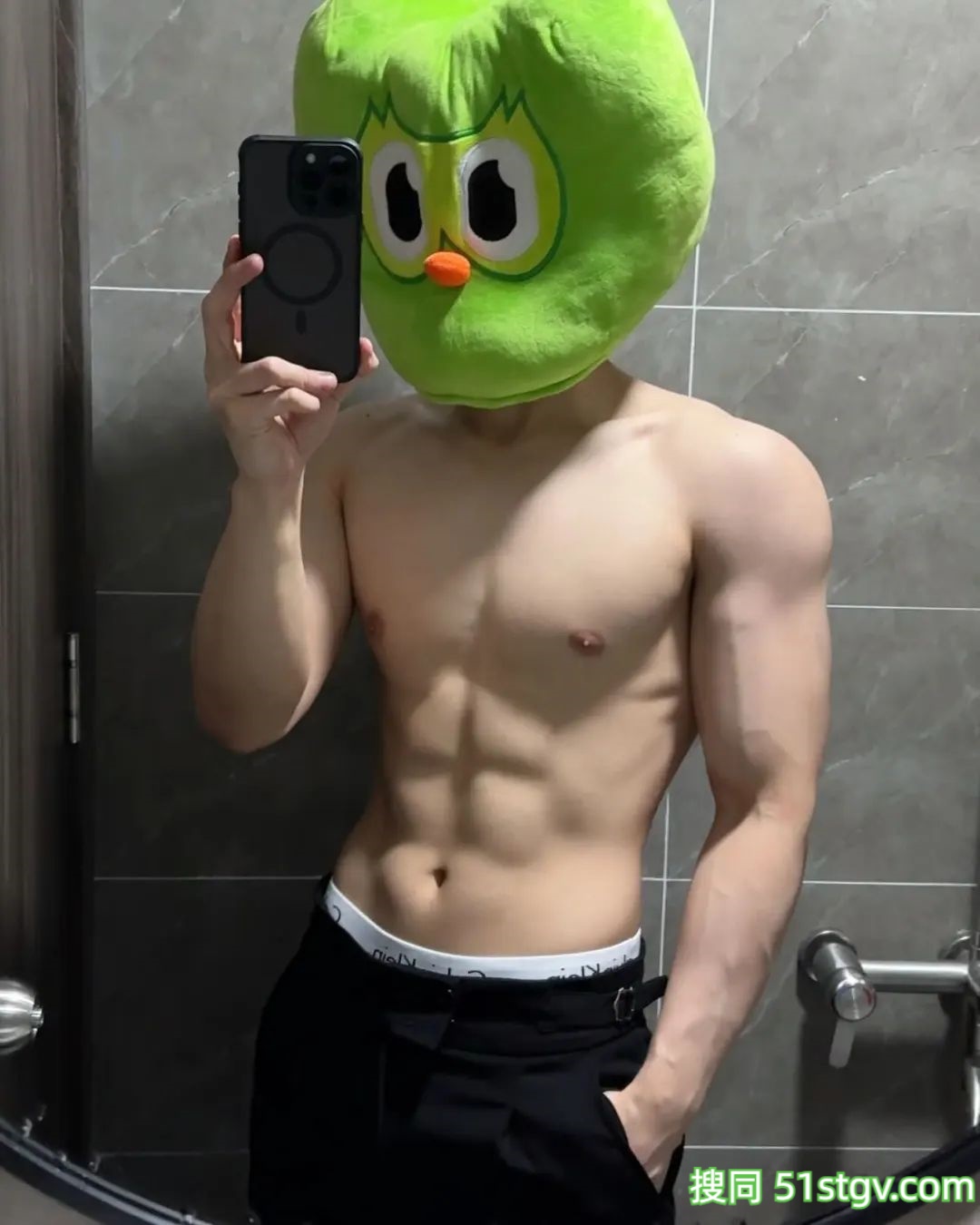 腹肌帅哥，cos猫头鹰公仔 - 51虹马