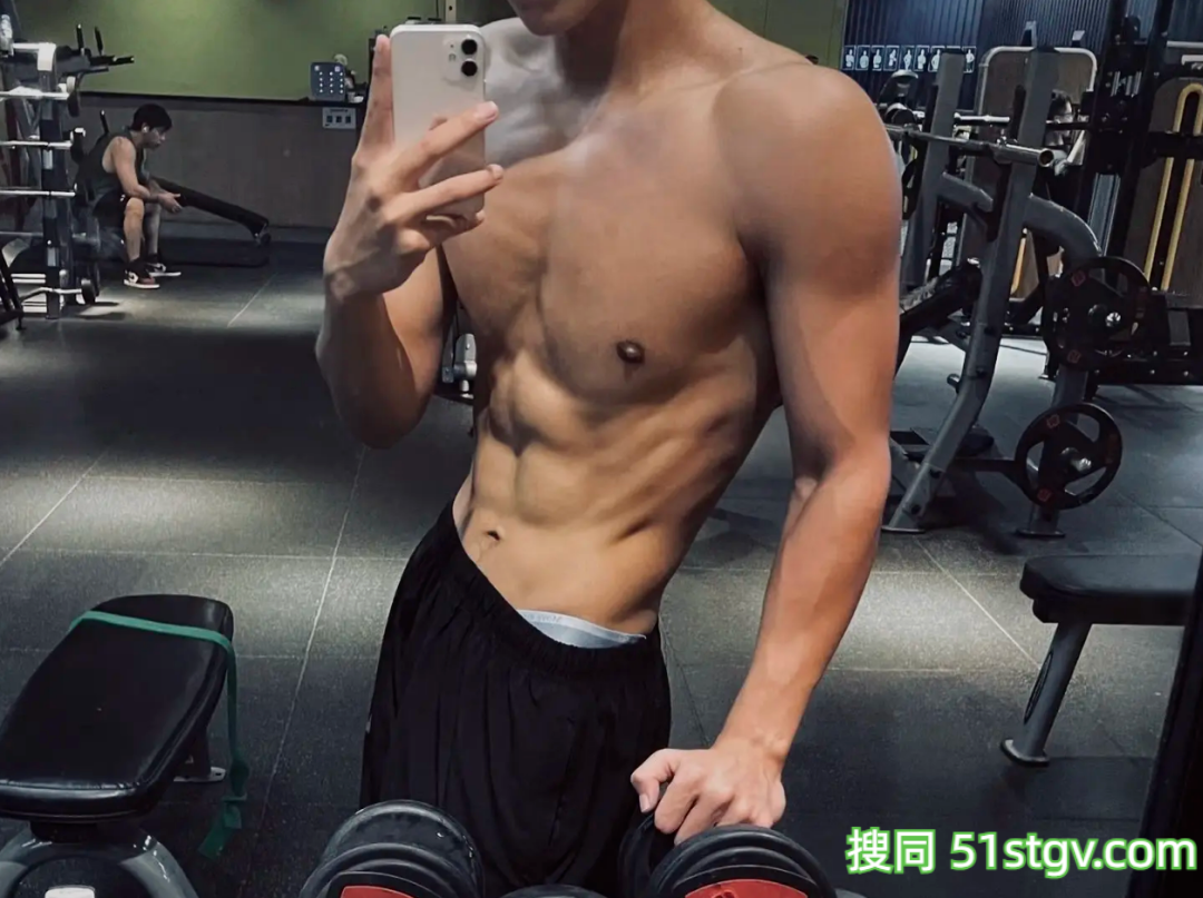 24岁四川绵阳体育生，黑皮雕刻腹肌人鱼线，这嘎嘣脆线条靠2000卡日练铸就 - 51虹马