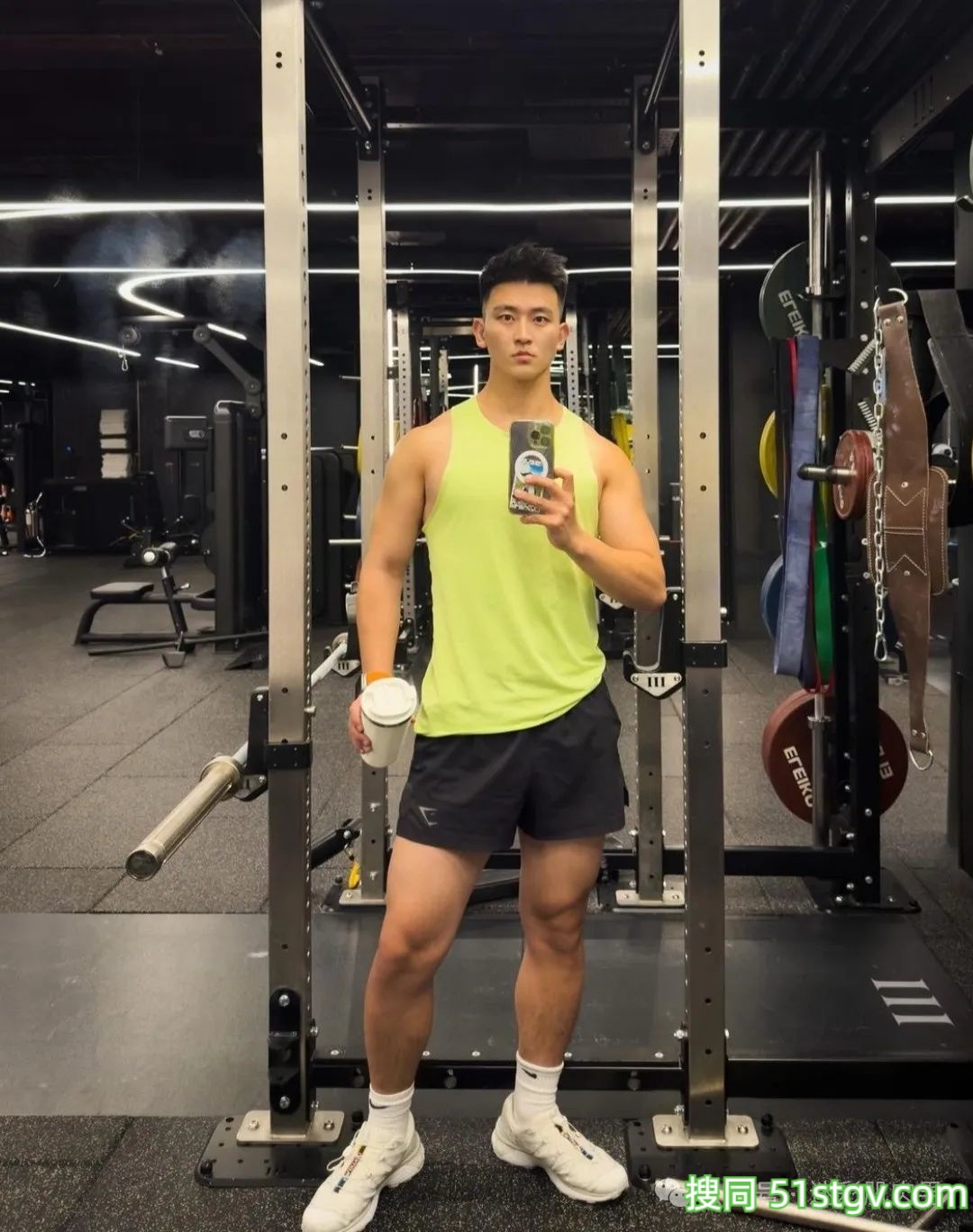 穿白短裤换衣间自拍的小哥长得真强大!太可了! - 51虹马 穿白短裤换衣间自拍的小哥长得真强大!太可了! - 51虹马