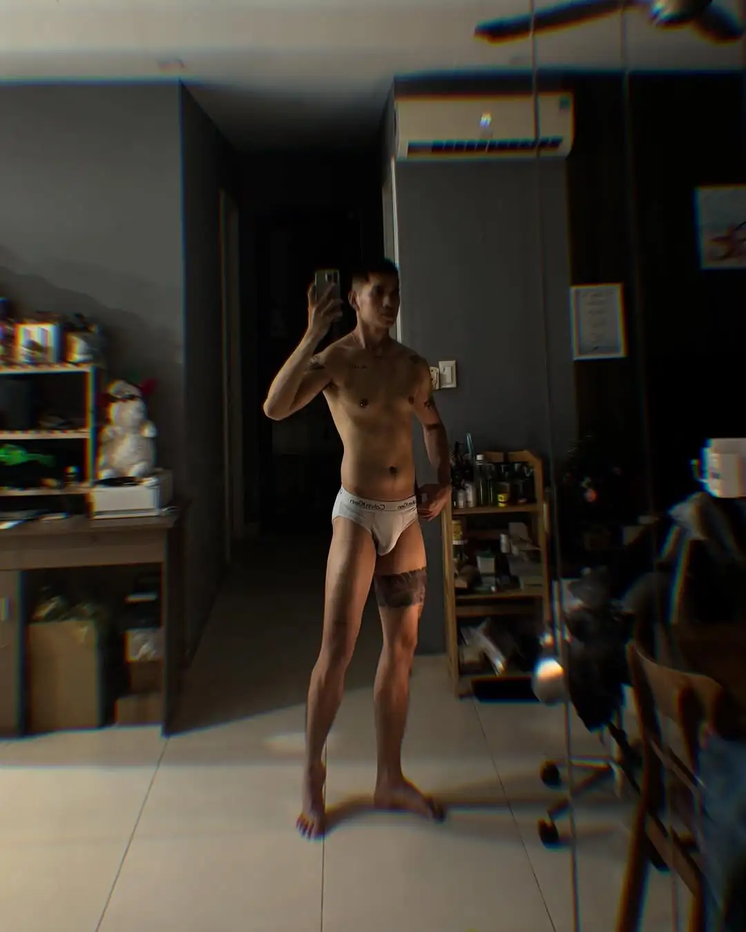 大长腿薄肌男，在家放飞自我 - 51虹马