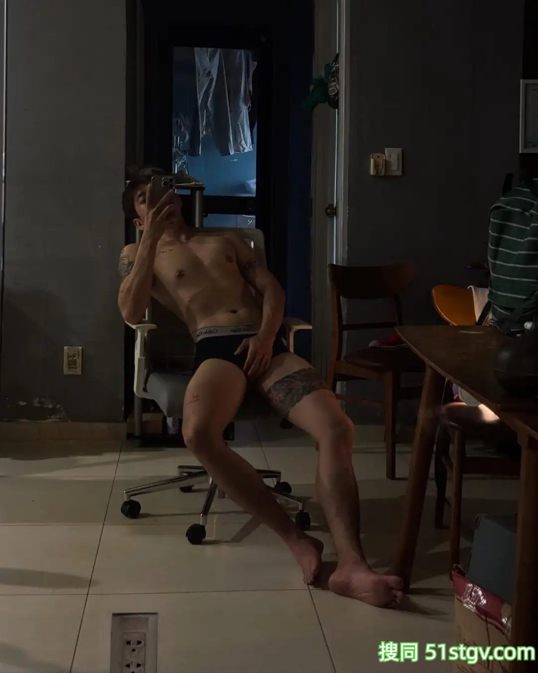 大长腿薄肌男，在家放飞自我 - 51虹马